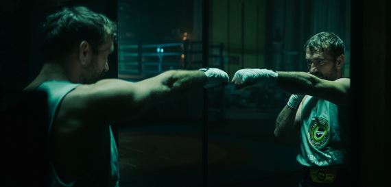 M��e� prehra�, ale nesmie� sa vzda�. Film Bojovn�k z prostredia MMA odha�uje v novom traileri svoj pr�beh a nov� z�bery